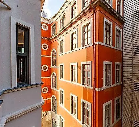 Modern House With Location In Beyoglu 2*